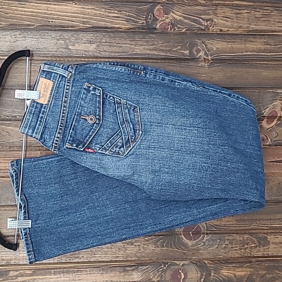 Levi's Women's 525 Bootcut Jeans, Original Perfect Waist, size 6 - Picture 1 of 6